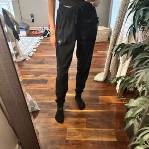 Alo Muse Sweatpants in Black